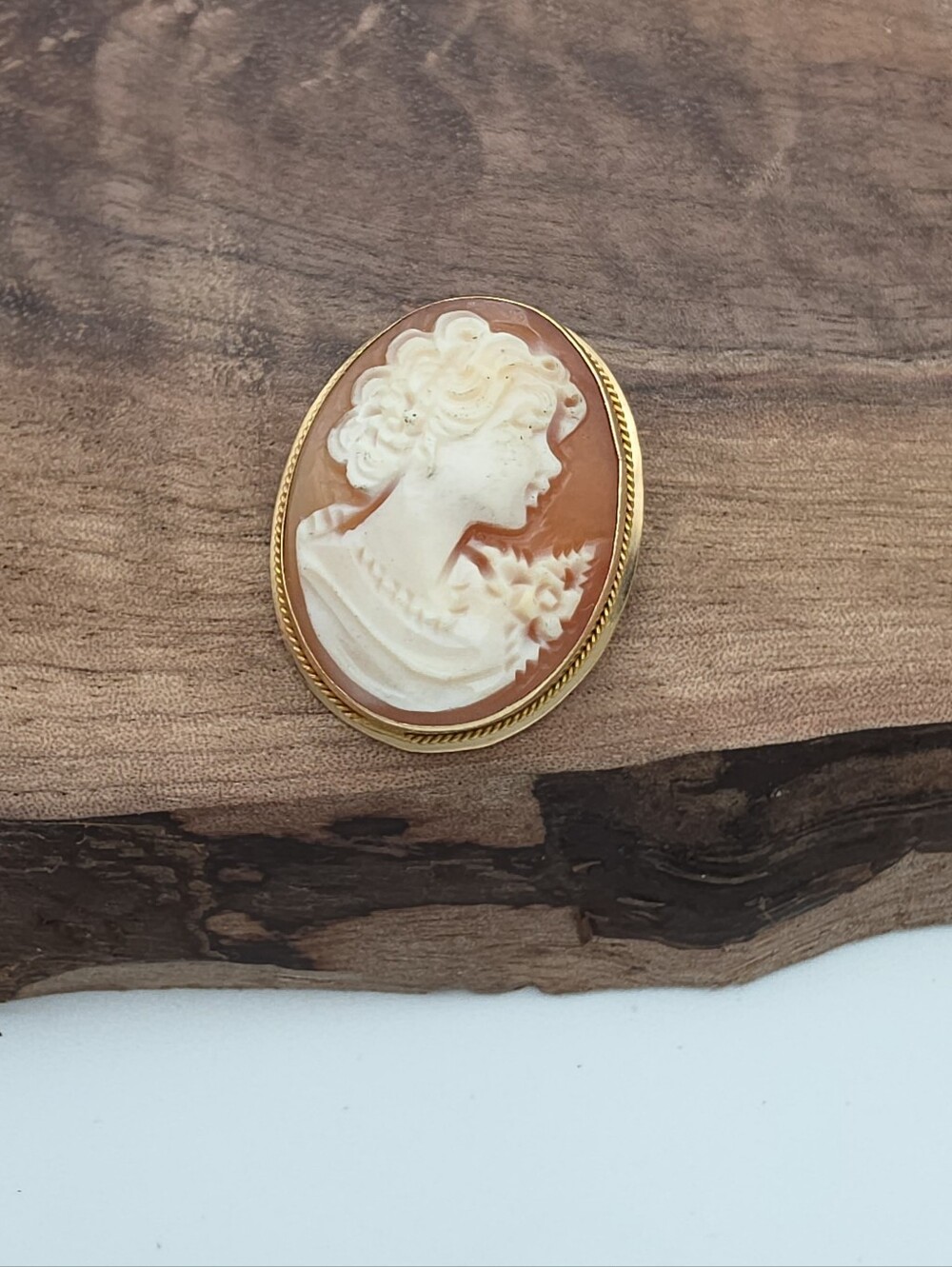 Vintage 14k Yellow Gold Hand Carved Shell Cameo Pendant Brooch